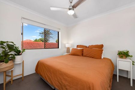 Smartly Appointed Stylish Apartment - Photo 3