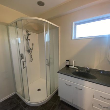 Modern One-Bedroom Flat in Stoke - Photo 4