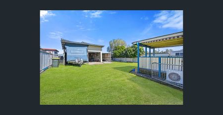 FAMILY LIVING IN THE HEART OF TOWN - Photo 4