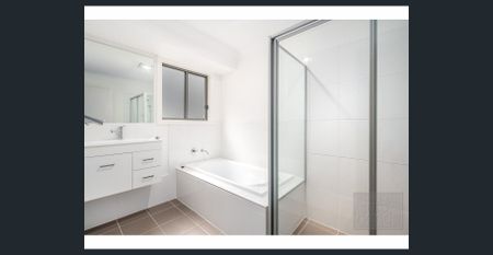 WELL PRESENTED LOW MAINTENANCE FAMILY HOME - Photo 2