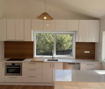 Sunny & Newly Refreshed in Surfdale - Photo 4