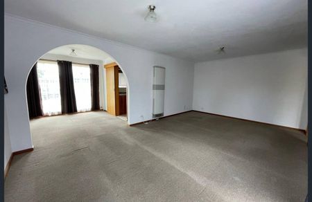 FAMILY HOME | GREAT LOCATION | - Photo 3