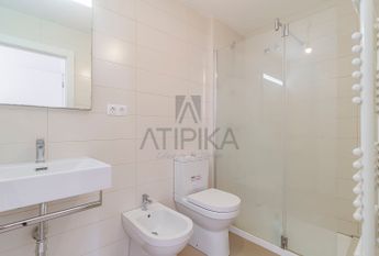 Piso en alquiler de cuatro habitaciones junto al Teatre Nacional de Cataluña, Barcelona