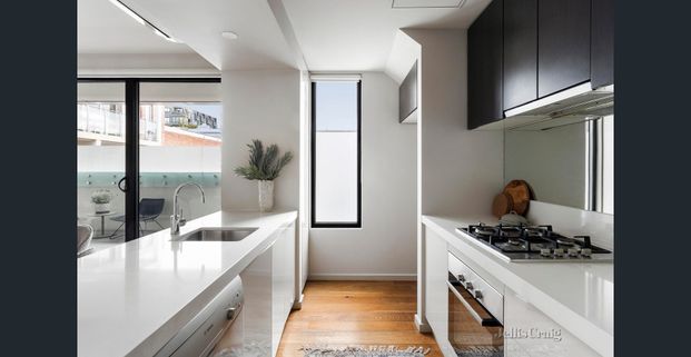 Contemporary Dual-Level Apartment in Vibrant City-Edge Location - Photo 1