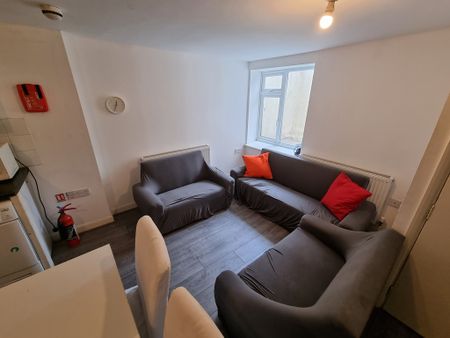 7 Bed Student Accommodation - Photo 2