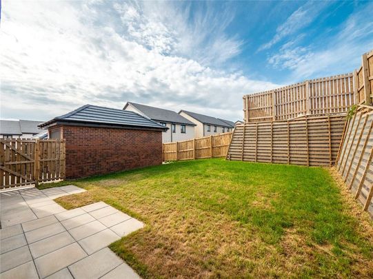 4 bedroom detached house to rent - Photo 1