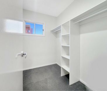 Stylish and Spacious Townhouse - Photo 3