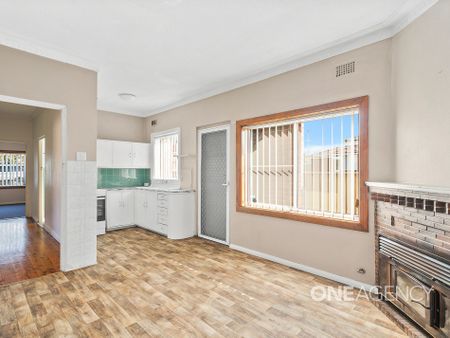 COMFORTABLE THREE-BEDROOM HOME IN ALBION PARK - Photo 3