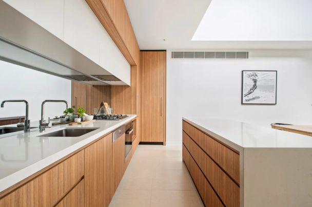 Luxurious Top-Floor Apartment in The Centre of Manly - Photo 1