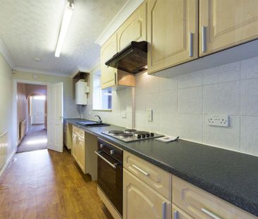 2 bedroom semi-detached house to rent - Photo 5