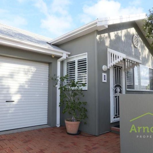 Beautiful 3 Bedroom Home in Merewether - Photo 1