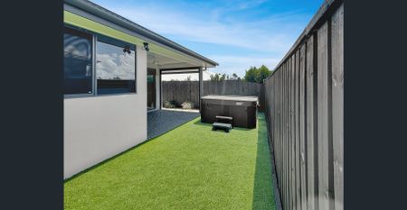 MODERN FAMILY HOME IN COOMERA FORESHORE ESTATE - Photo 4