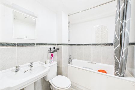 2 bedroom Flat in Park House, Farnborough - Photo 5