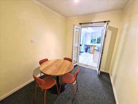 4 bedroom end of terrace house to rent - Photo 3