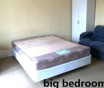 The bedrooms at a student house on George street - Photo 1