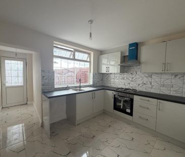 3 bedroom semi-detached house to rent - Photo 3