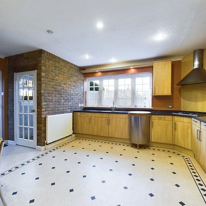 4 bedroom bungalow to rent - Photo 1