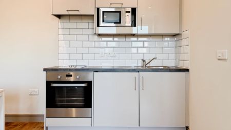 1 Bed 1 Bath - Photo 2