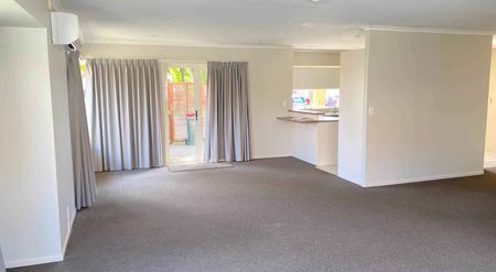 Three bedroom house in Northpark - Photo 3