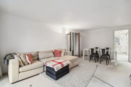 3 bedroom flat in Morgans Walk - Photo 5