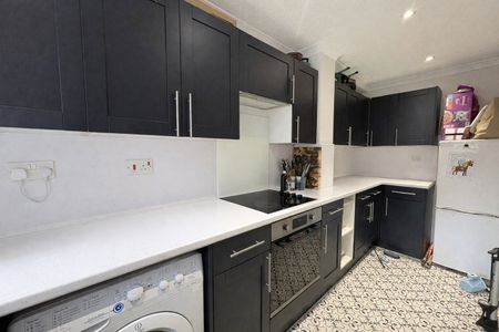 Ivy Drive, Lightwater, GU18 - Photo 3