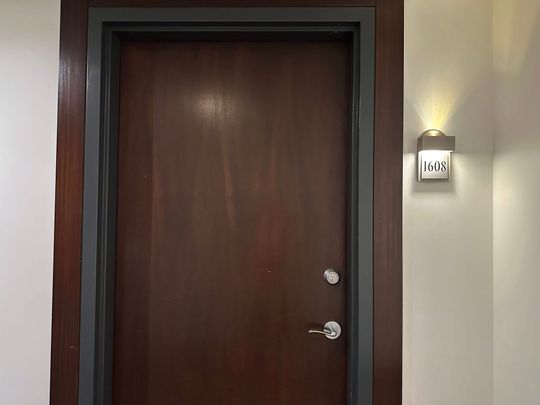 Luxury Downtown Apartment With Concierge, Balcony & Underground Parking - Photo 1