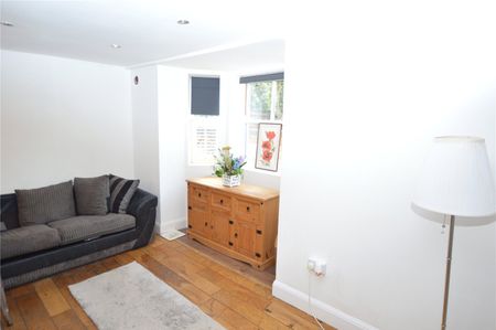 3 bedroom apartment to rent High Street, Wivenhoe, Colchester, Essex, CO7 - Photo 2