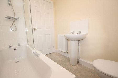 3 bedroom end of terrace house to rent - Photo 3