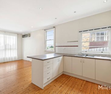 FAMILY HOME IN A PREMIUM POSITION! - Photo 3