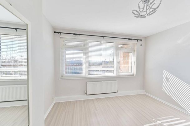 3 bedroom flat to rent - Photo 1