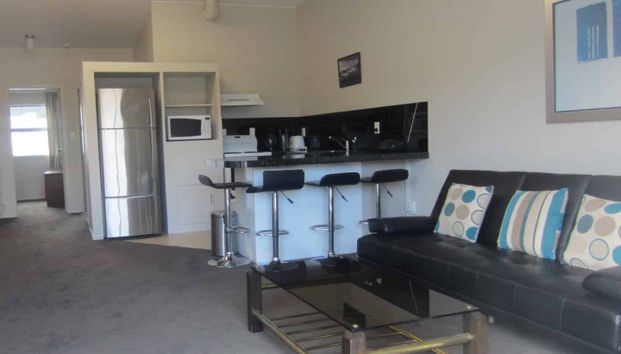 Sunny 2 bedroom apartment - Photo 1