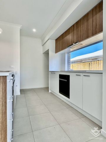 BRAND-NEW 4-BEDROOM FAMILY HOME – AVAILABLE NOW - Photo 4
