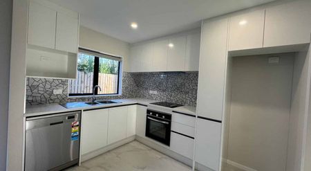 Contemporary Townhouse with Comfort & Convenience - Photo 4