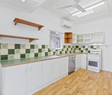 Charming Home in Quiet Leafy Street – Ideal Family Living! - Photo 4