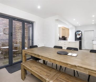 Beautifully presented and comprehensively 4 bedroom property situat... - Photo 5