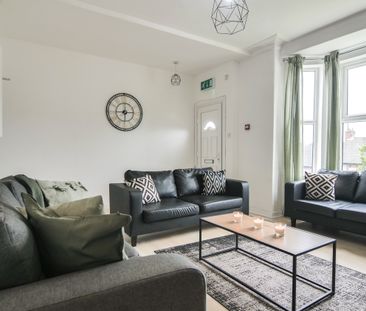 Fantastic 7 Bed House Share in Burley! Room 4 - Photo 4