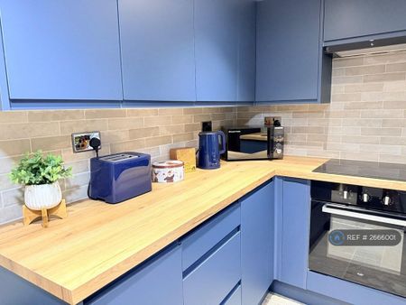 1 bedroom in a house share to rent - Photo 2