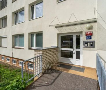 Pronájem světlého bytu 1+kk s krásným výhledem v nejvyšším patře – ... - Fotografie 5