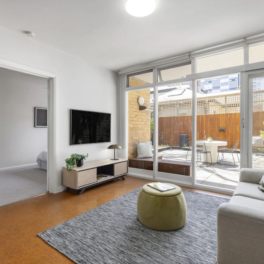 Beautifully Renovated Courtyard Apartment in Prime Locale - Photo 1