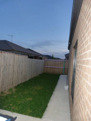 “Comfortable, Low-Maintenance Living in the Heart of Wyndham Vale!” - Photo 2