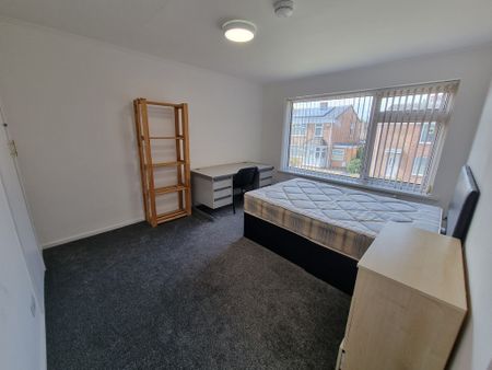 5 Bed Student Accommodation - Photo 5
