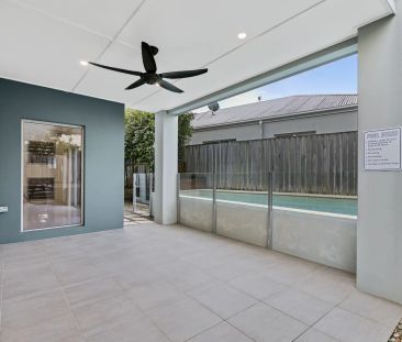 Large Family Home in a Great Street - Pool Maintenance Included! - Photo 3