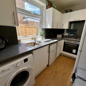 1 bedroom in a house share to rent - Photo 2