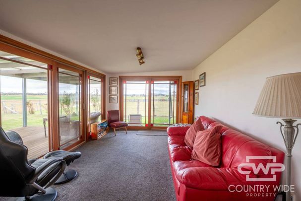 Rural living, Close to town. - Photo 1