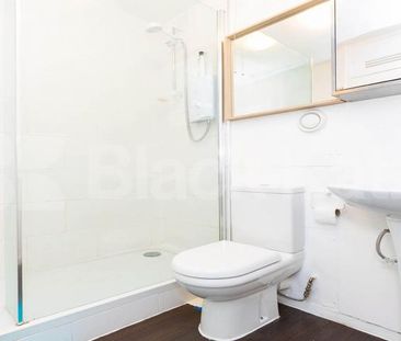 3 Bedroom, 1 bath, 1 reception Flat - Photo 6