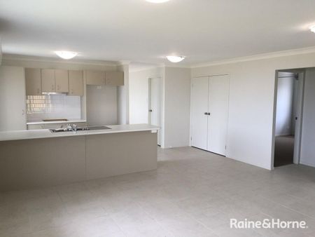 MODERN & SPACIOUS FAMILY HOME - Photo 4