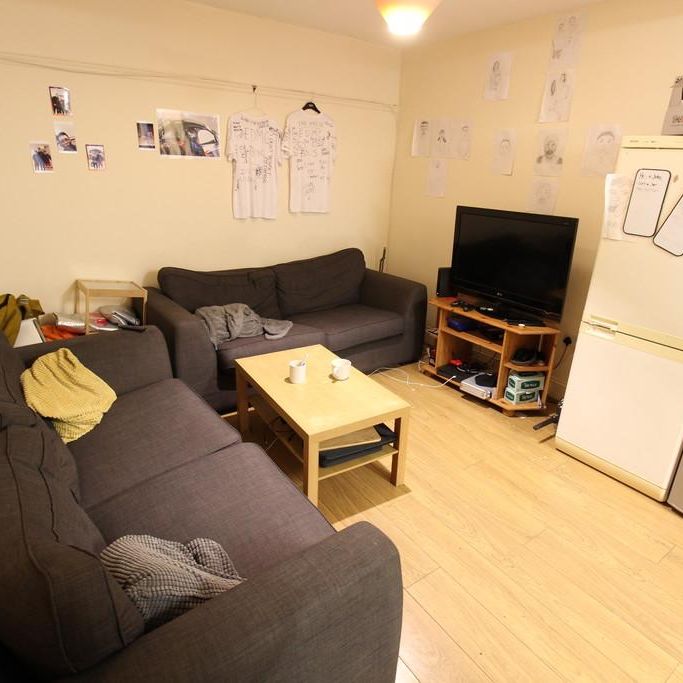 6 bedroom semi-detached house to rent - Photo 1