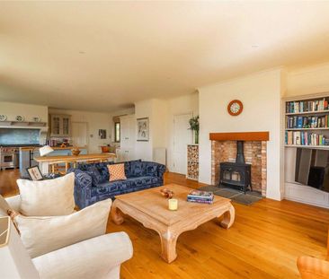An exceptional detached family house situated on the edge of this h... - Photo 2