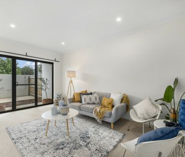 Spacious Three Bedroom Townhouse - Available for 3 to 6 Months Only... - Photo 1