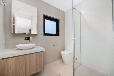 Brand new 4-bedder town home in top school catchment - Photo 2